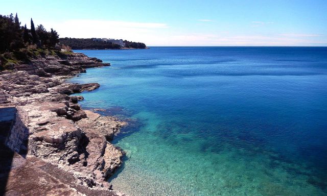 Golden Rocks Beach – Zlatne stijene Pula