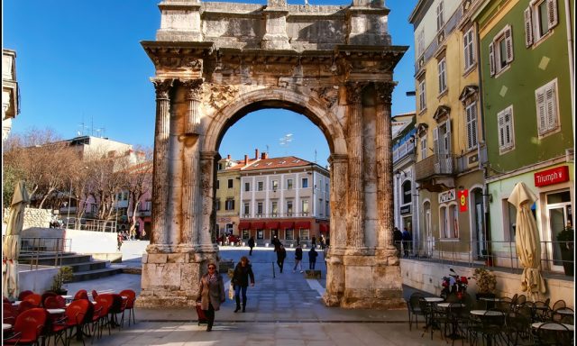 The Arch of the Sergii Pula