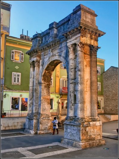 The Arch of the Sergii Pula 4