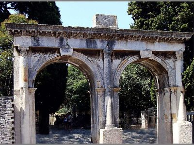 The Twin gates of Pula 4